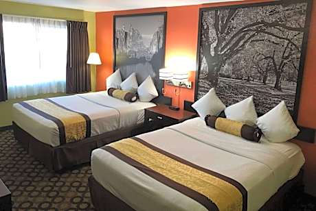 1 King Bed and 1 Queen Bed Non-Smoking