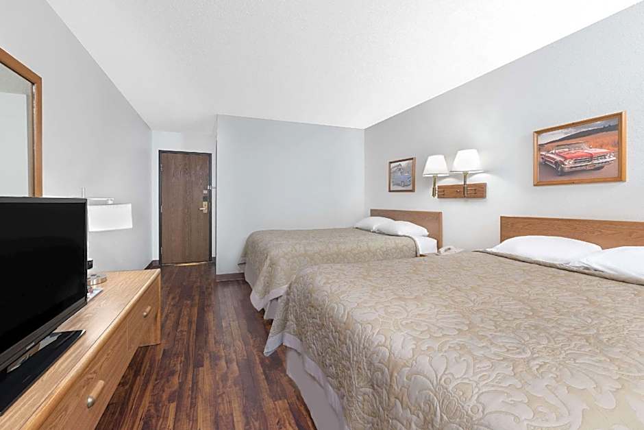 Photo 1 of 2 of 2 Queen Beds, 1st Floor