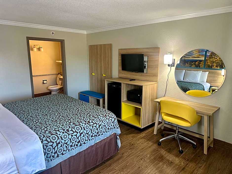 Days Inn by Wyndham Houston East