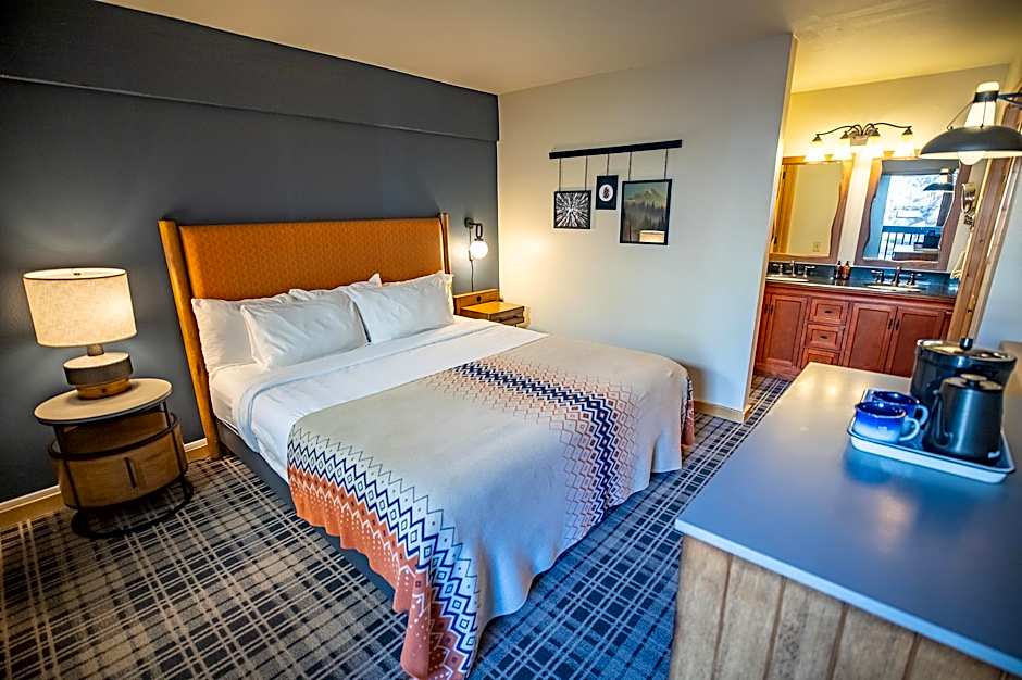 Photo 1 of 4 of 1 King Bed Chalet