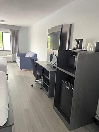 Queen Room with Two Queen Beds - Non-Smoking