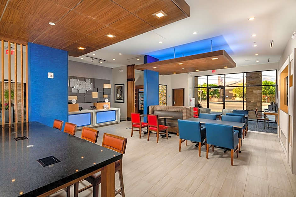Holiday Inn Express and Suites Chatsworth By IHG
