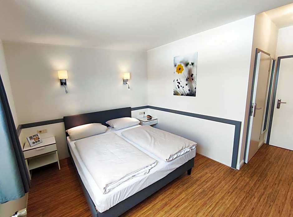 Schäfers Hotel, Self-Check-in, Cafe und Bäcker am Hotel