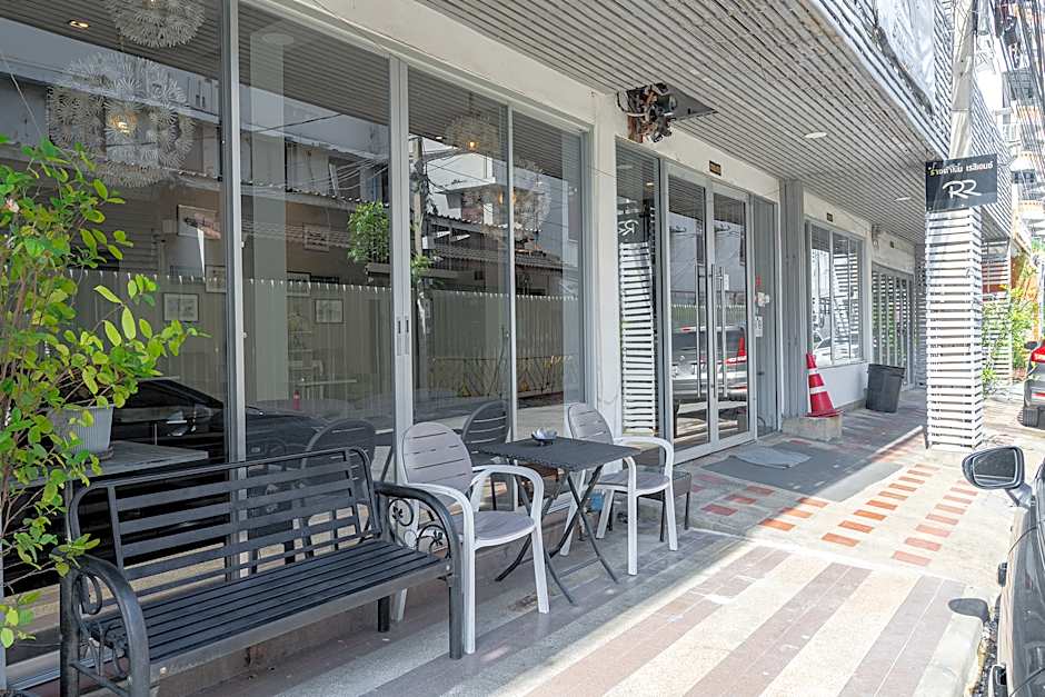 Ratchadamnoen Residence by ZUZU