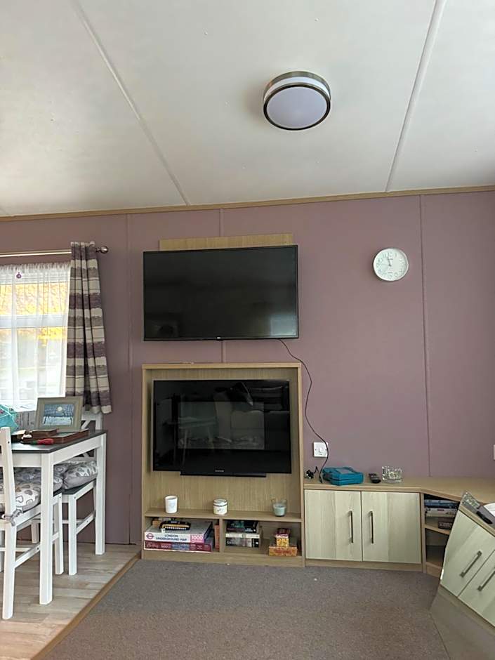 2 Bedroom Lakeview Lodge - Ensuite & Balcony Deck