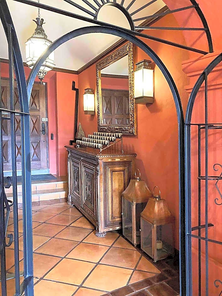 Exclusive Luxury Guest Center House