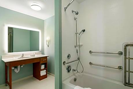 2 Queen Accessible Bathtub Suite Nonsmoking