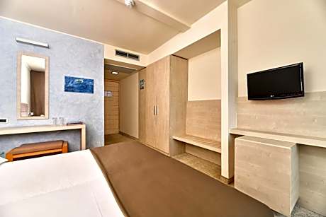 Classic Room with Balcony - Park Side
