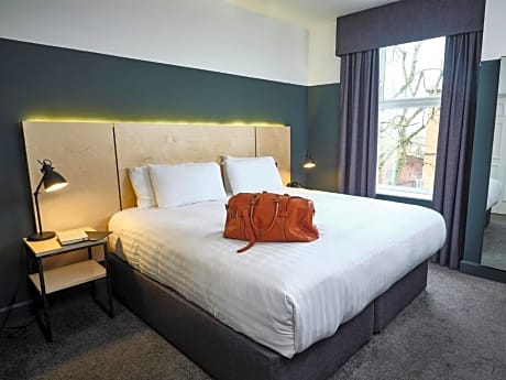 Reduced Rate King Room (Directly above bar)