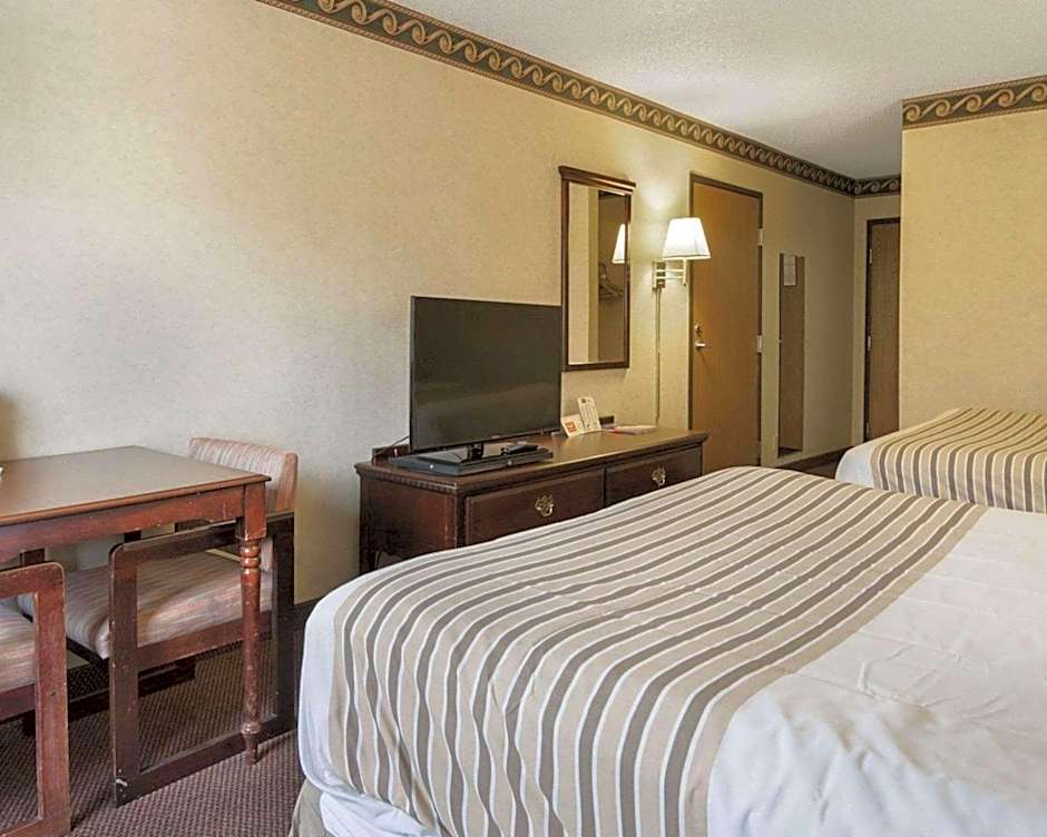 Econo Lodge Inn & Suites El Paso