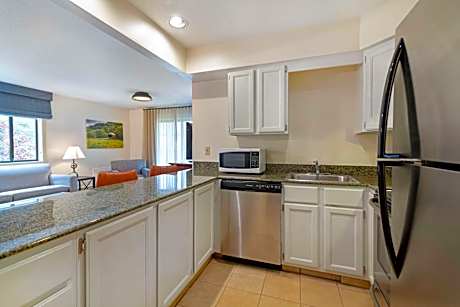 Queen Suite - Non-Smoking