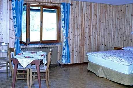 Family Room (2 Adults + 2 Children)