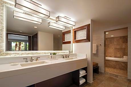 One Bedroom Suite, Club lounge access, 1 Bedroom Executive Suite, 1 King, Sofa bed