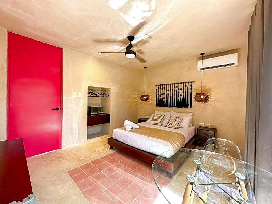 Uayma increible cuarto en el centro con piscina