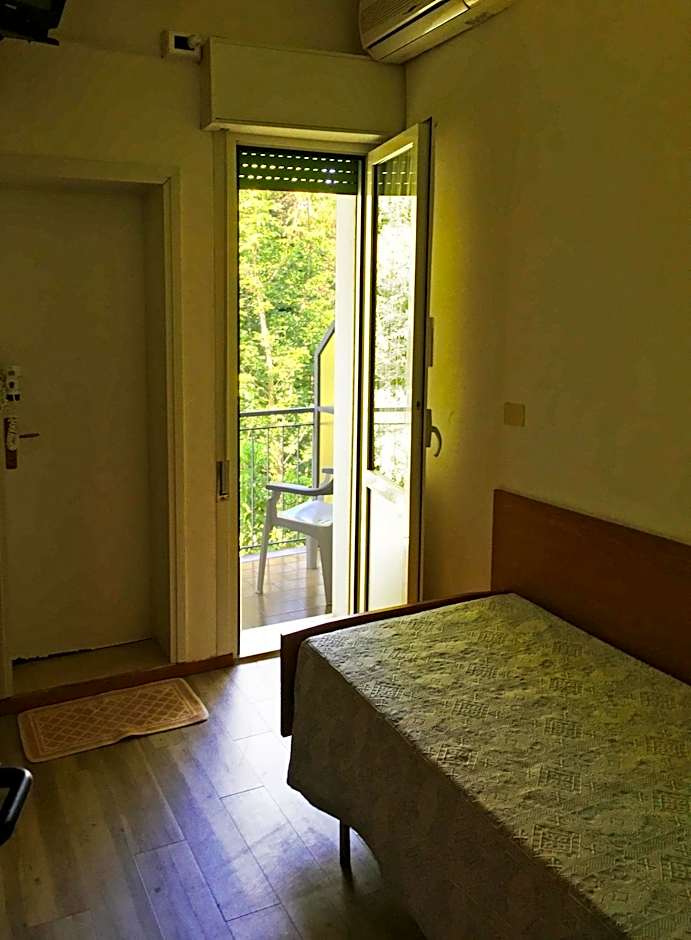 B&B Promenade Hotel Simple con Piscina