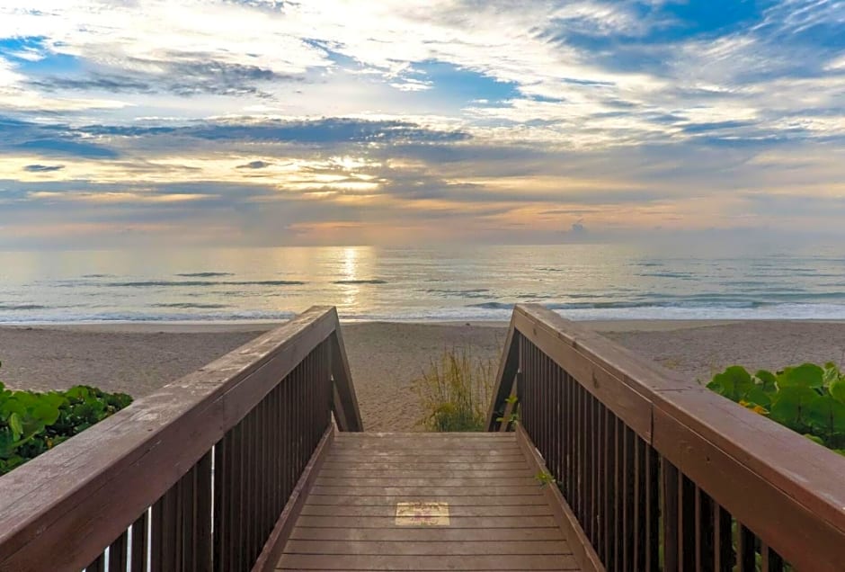 DoubleTree Suites by Hilton Melbourne Beach Oceanfront
