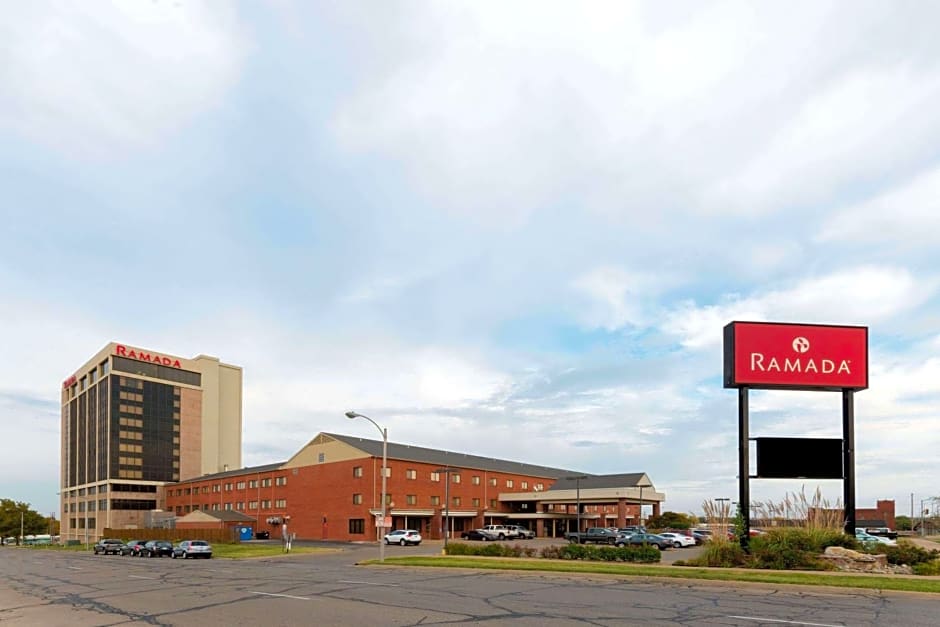 Ramada Hotel & Convention Center by Wyndham Topeka Downtown