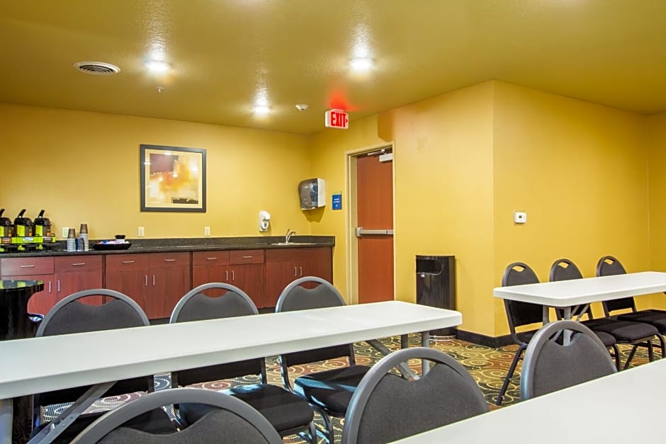Cobblestone Inn & Suites - Corry