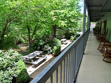 Queen Creekside Jacuzzi