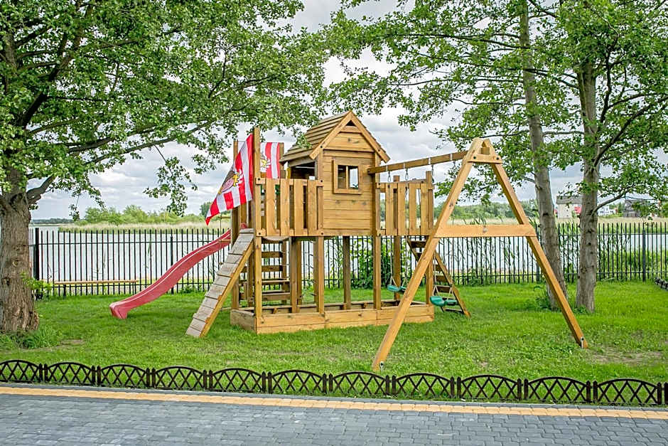 Marina Mielno z widokiem na jezioro