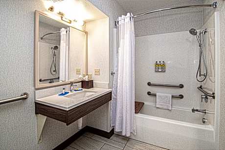 1 King Bed Standard Comm Accessible Tub