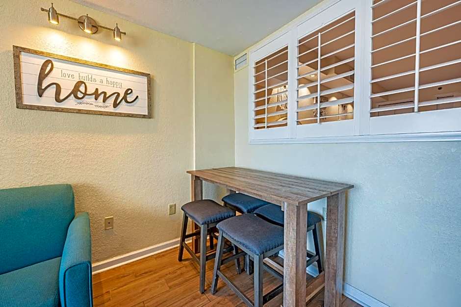 Oceanfront Views, Recently Renovated Kitchen,Pools