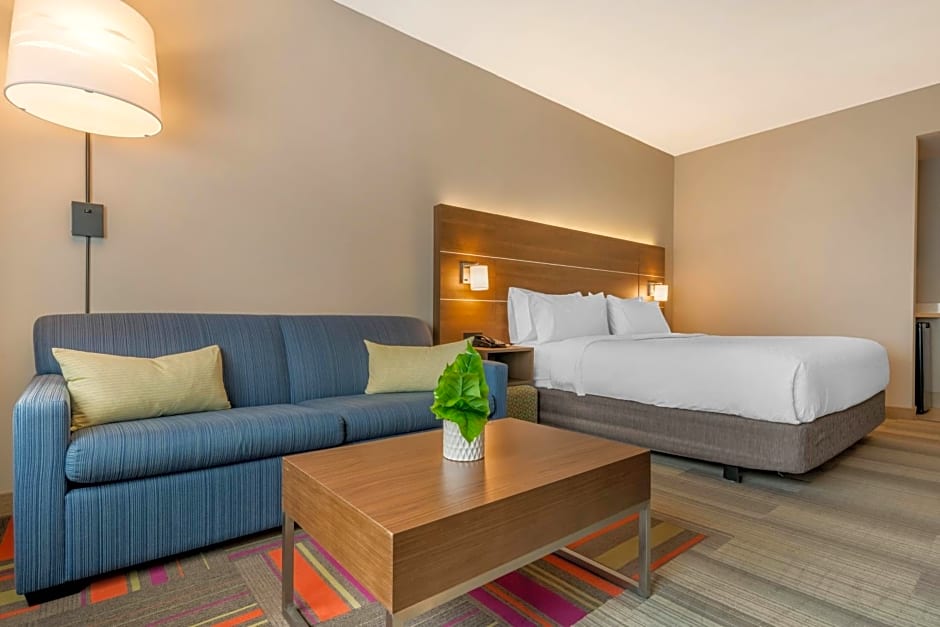 Holiday Inn Express & Suites St. Petersburg - Madeira Beach