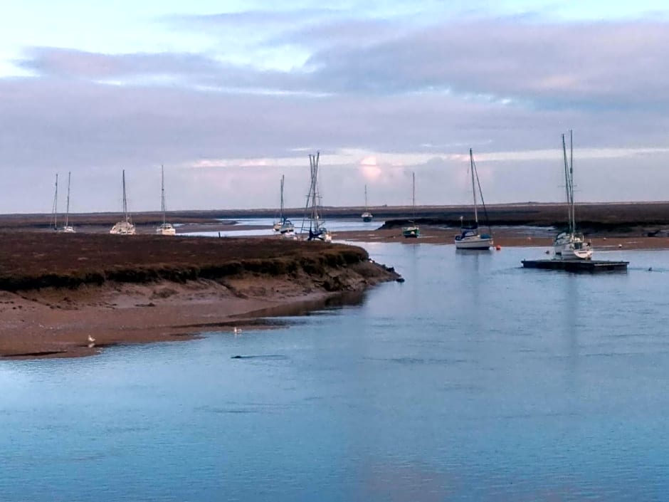 AnchorageWells Entire Cottage OR a King Ensuite on Room Only