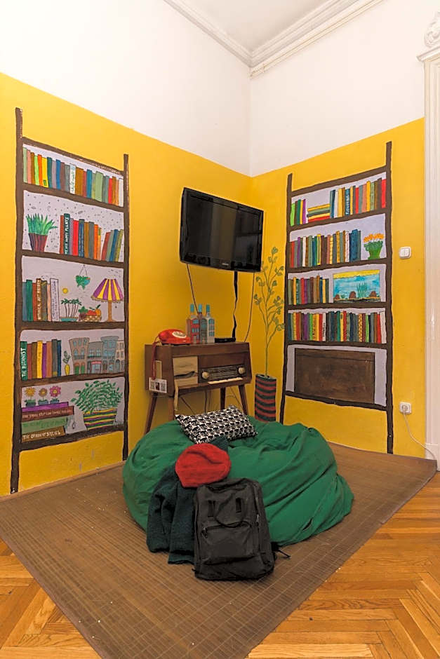 Baroque Hostel & Coworking