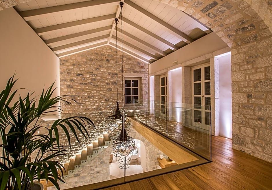 BASSA MAINA Villas & Suites