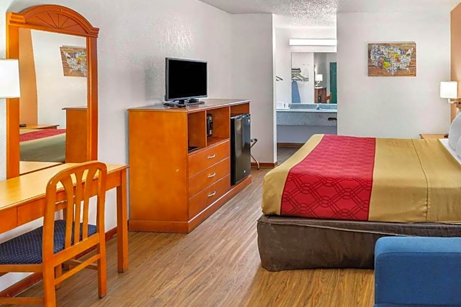 Econo Lodge Inn & Suites