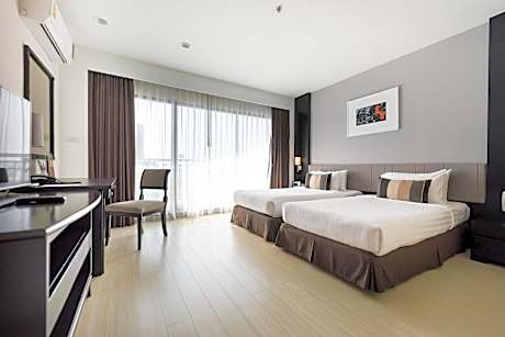 Deluxe One-Bedroom Apartment