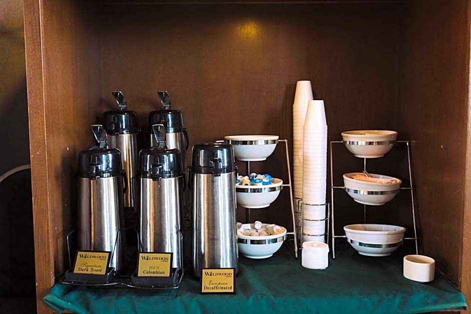 Wildwood Lodge & Suites