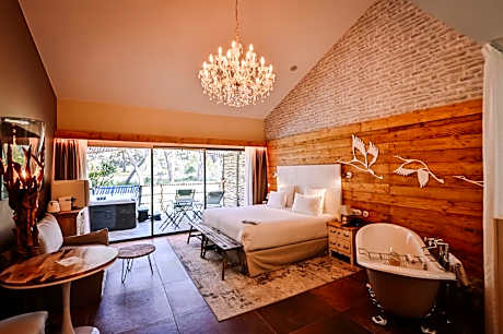 Pesquiers Village King Room with Hot Tub
