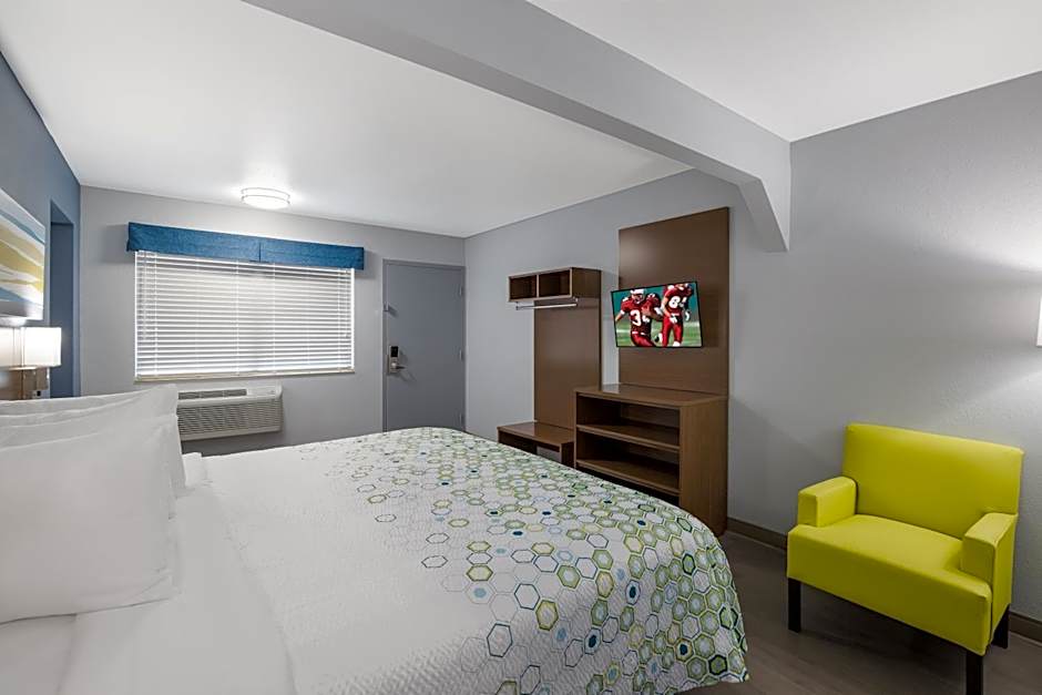 HomeTowne Studios by Red Roof Orange, TX