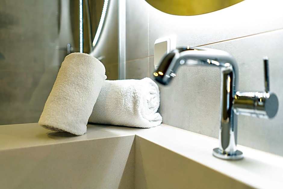 FortyPlusOne Hotel - Newly Renovated!