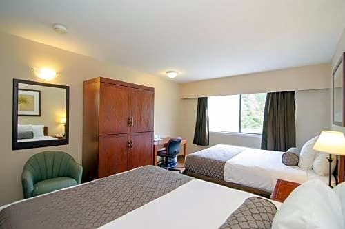 Travelodge by Wyndham Vancouver Lions Gate