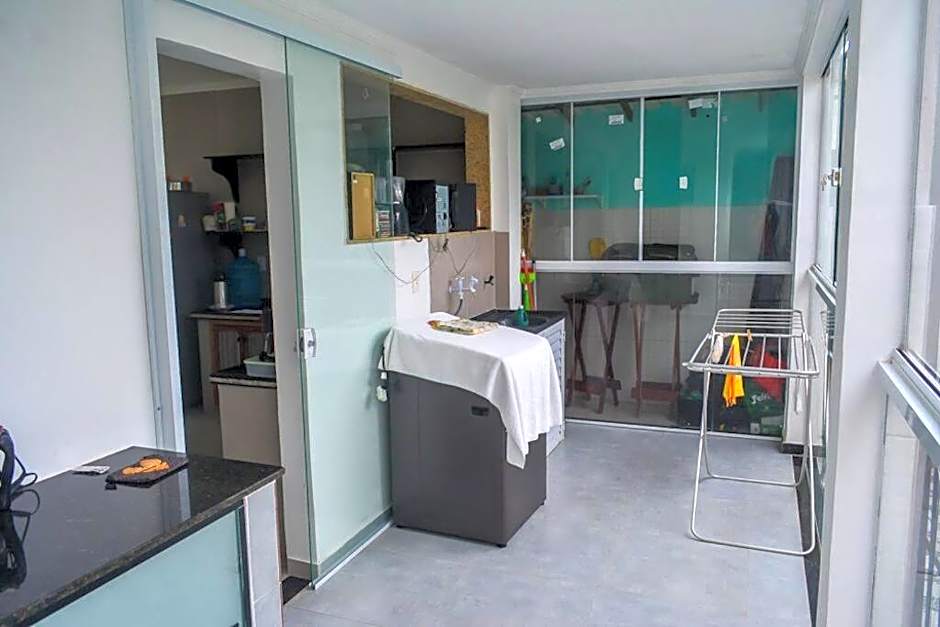 Casa com 4 suítes, cozinha, churrasqueira e praia