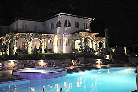 Zeus Hotel