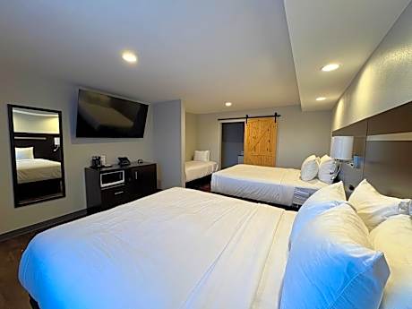2 Queen Beds 1 Twin Bed Non-Smoking