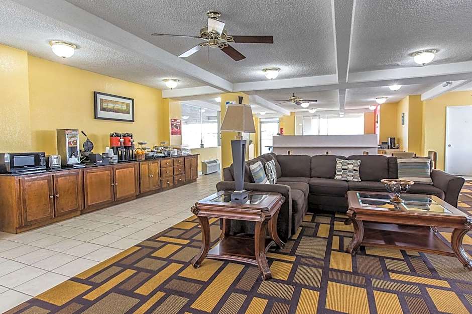 Econo Lodge Byron near Historic District - Warner Robins