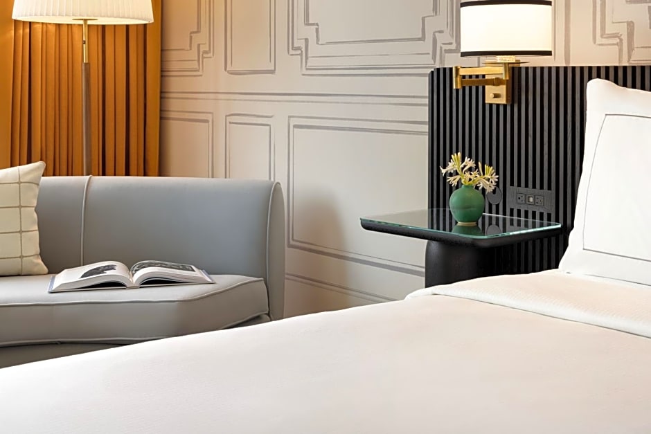 106 Jefferson Huntsville, Curio Collection by Hilton