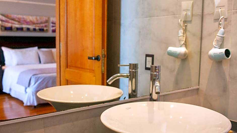 Alma Del Lago Suites & Spa