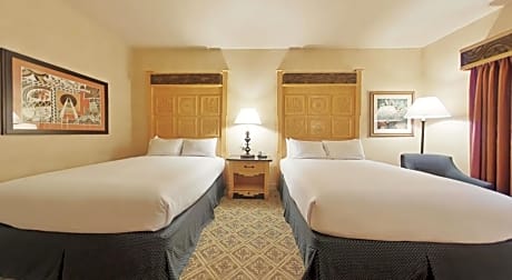 Queen Room with Two Queen Beds and Roll-In Shower - Mobility Access