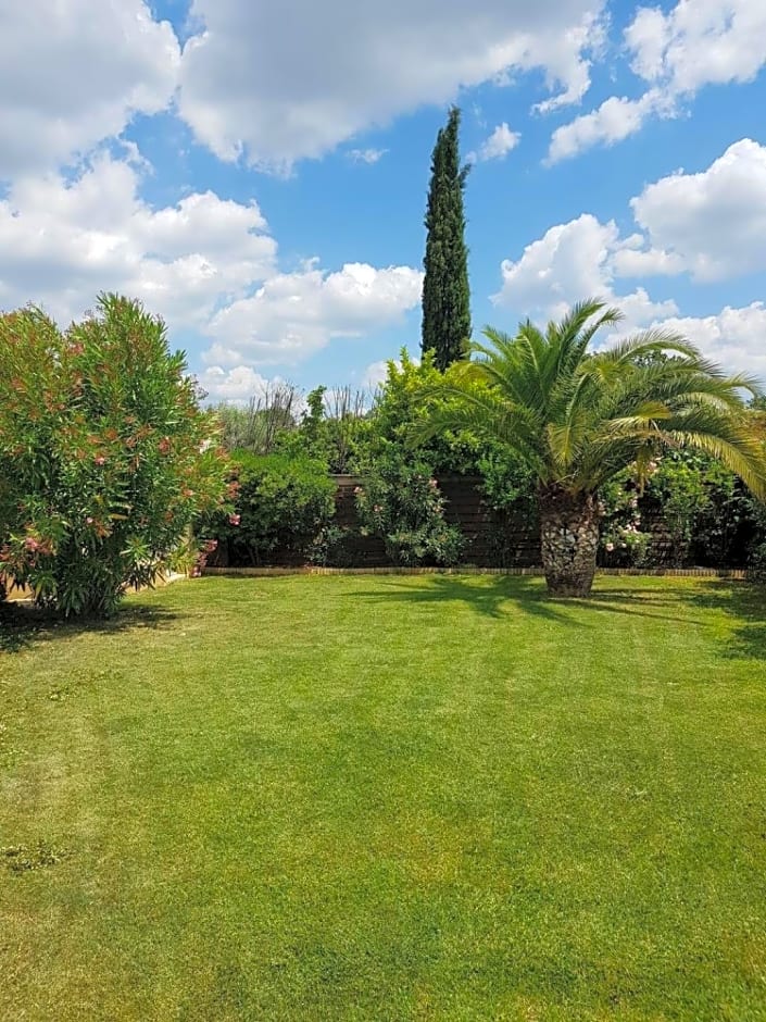 CHAMBRE D HOTES à 4 KMS D UZES " Chez Nadou "