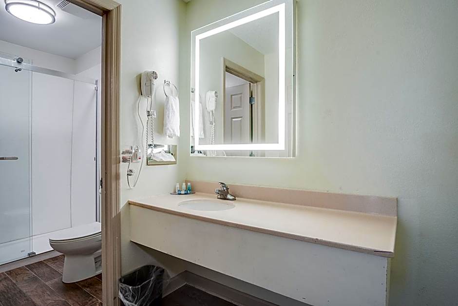 Cottonwood Suites Savannah Hotel & Conference Center