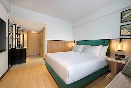 King Guest Room Pool View
