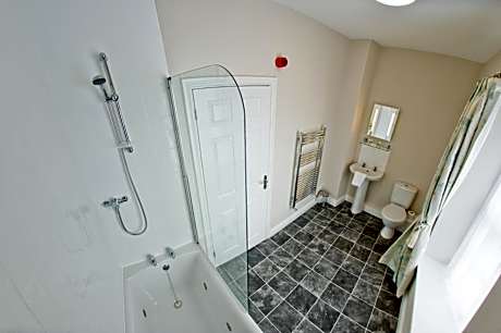 Family Room (2 Adults + 3 Children)