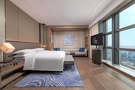 Executive King Corner Suite with Club Lounge Access