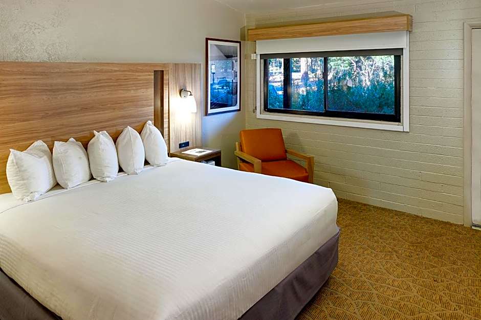 Photo 1 of 1 of West 1 King Bed